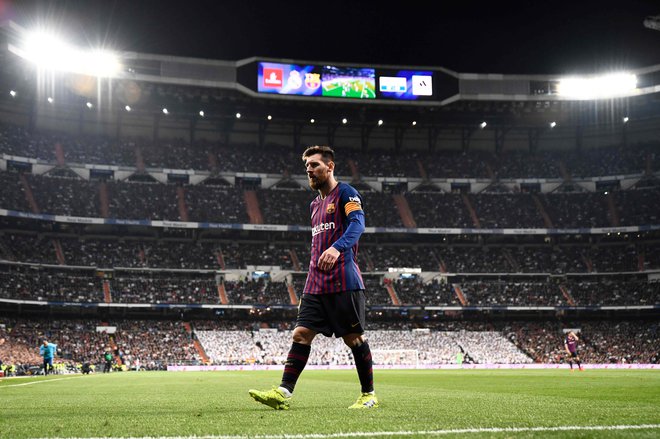 Lionela Messija so branilci Reala poizkušali zaustaviti na vse možne načine, Sergio Ramos mu je v prvem polčasu v dvoboju med drugim prisolil tudi pošteno zaušnico, ki pa je ostala nekaznovana. FOTO: AFP