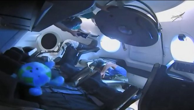 Astronavti na postaji so obiskali novo kapsulo. 
FOTO: SpaceX/AFP