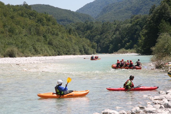 V najbolj obremenjenih dnevih sezone se po Soči spusti več kot tisoč plovil na dan. Foto Blaž Močnik/Delo