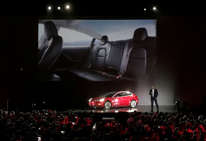 Elon Musk z modelom 3. Foto Alexandria Sage Reuters