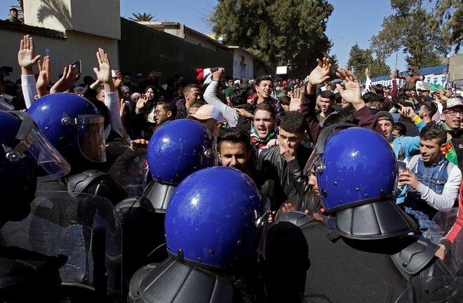 &raquo;Buteflika, odidi!&laquo;, &raquo;Ne petemu mandatu!&laquo;, &raquo;Republika, ne monarhija!&laquo;, je le nekaj sloganov, ki v zadnjih tednih odmevajo na ulicah alžirskih mest. FOTO: Reuters