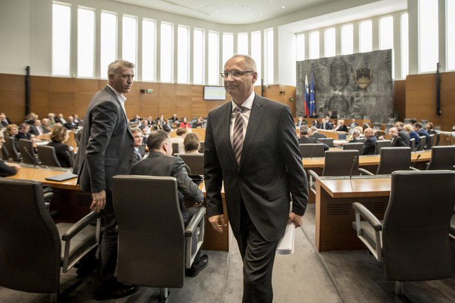 Državni zbor se je seznanil z odstopom poslanca LMŠ Darija Krajčiča, ki je nato sejo tudi zapustil. FOTO: Voranc Vogel/delo