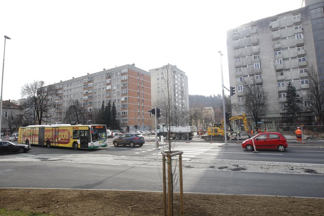 Polovično obnovljeno in polovično zaprto križišče Drenikove, Celovške in Na Jami. FOTO: Mavric Pivk/Delo