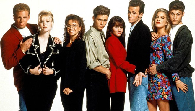 Priljubljena zasedba serije Beverly Hills 90210, ki je luč dneva ugledala 4. oktobra 1990. FOTO: Nn
