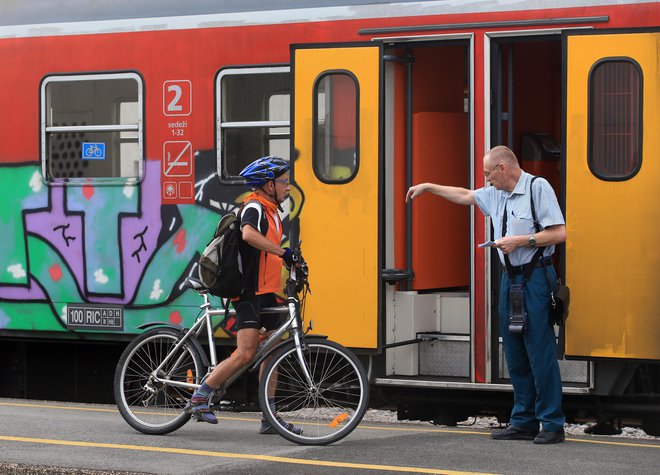 Naše železnice se le počasi prilagajajo kolesarjem.<br />
Foto Tadej Regent