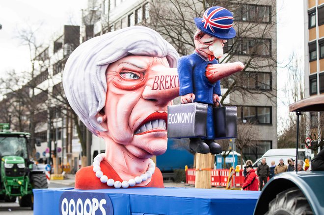 Britanska premierka Theresa May s pinokijevim nosom. Foto Marcel Kusch Afp