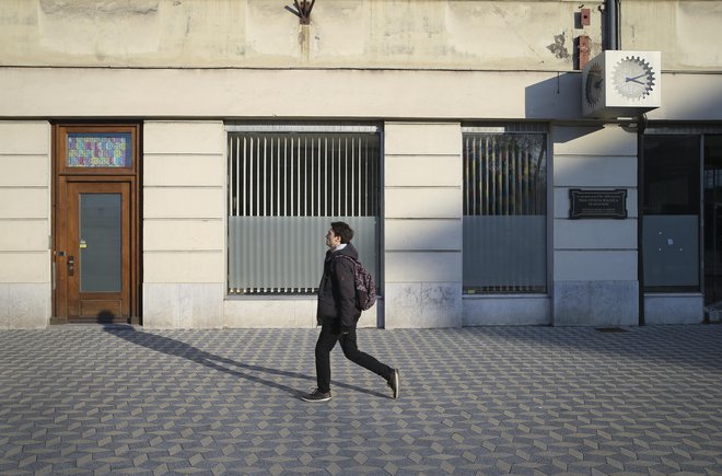 Za izložbami bivšega Slovenijašporta so pisarne mestne uprave. FOTO Jože Suhadolnik/Delo