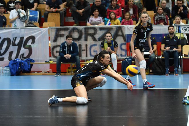 Kapetanka GEN-I Volleyja je neuničljiva Tina Lipicer Samec. FOTO: Tine Strosar