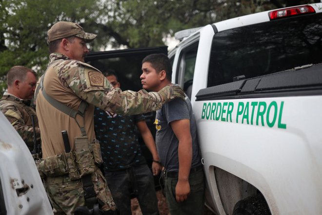 Mejo med Mehiko in ZDA prečka vse več ljudi. FOTO: Reuters