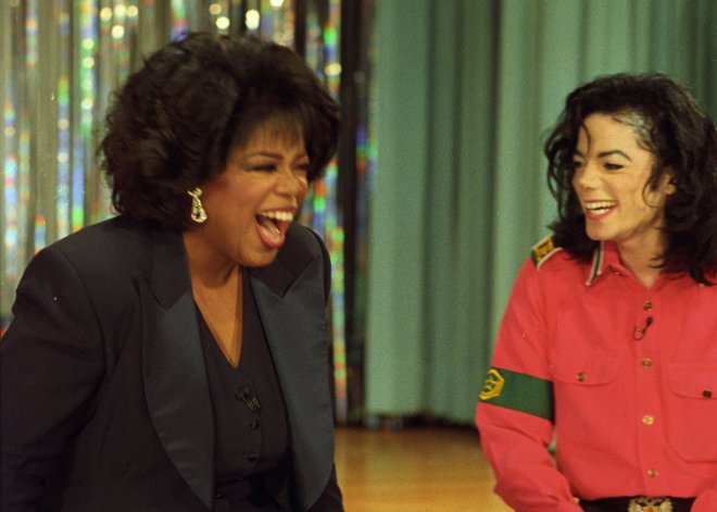 Kraljica pogovornih oddaj&nbsp;Oprah Winfrey je leta 1993 v svoji oddaji gostila Michaela Jacksona. Intervju je bil odmeven in gledan, a ga tokrat Oprah ni omenila.&nbsp;FOTO: Stringer/Reuters