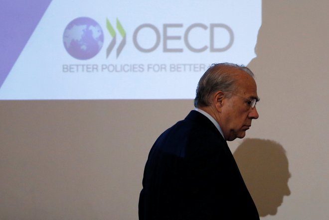 OECD, ki ga vodi José Angel Gurría, opozarja na vse bolj skrb vzbujajoče signale iz svetovne ekonomije in znižuje napovedi. FOTO: Reuters