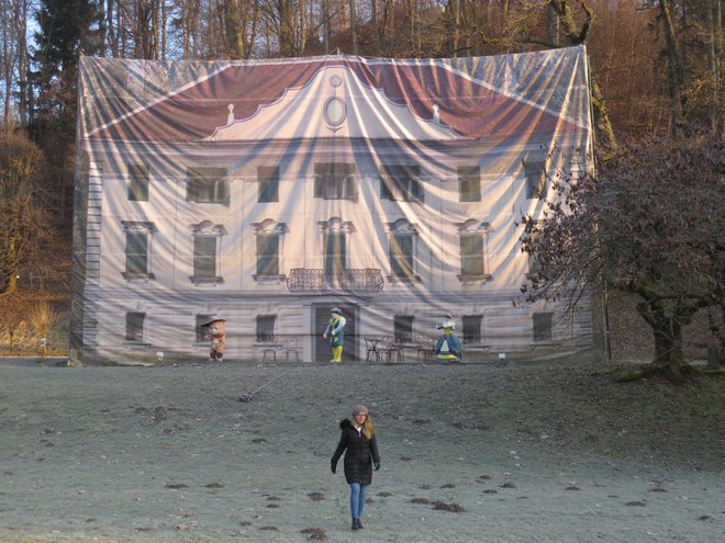 Na nekdanji Souvanov dvorec obiskovalce spomni njegova podoba na velikem platnu. FOTO: Bojan Rajšek