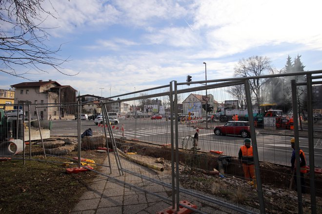 Dela v križišču med Drenikovo ulico, Celovško cesto in ulico Na Jami. FOTO: Tia Pongrac