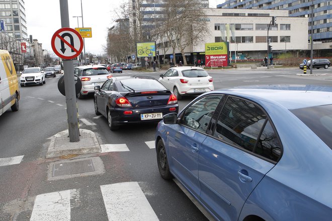 Polkrožno zavijanje na Dunajski je spet prepovedano. FOTO: Mavric Pivk/Delo