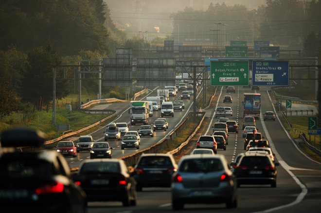 Vsaj nekaj časa bodo na slovenskih cestah sobivale različne tehnologije. FOTO Jure Eržen/Delo