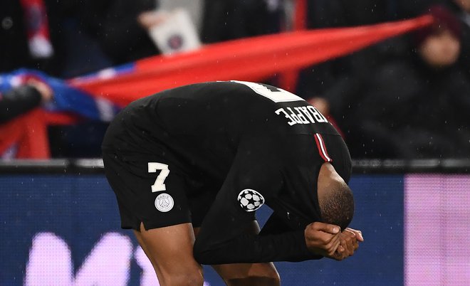 Tudi Kylian Mbappe ni mogel verjeti, da je PSG znova zapravil izjemno priložnost. FOTO: AFP