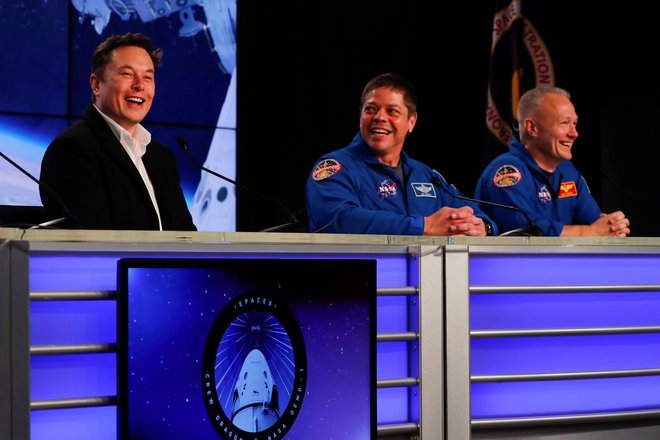 Elon Musk z astronavtoma Bobom Behnkenom in Dougom Hurleyjem, ki bosta julija poletela z dragonom za človeško posadko. FOTO: Mike Blake/Reuters