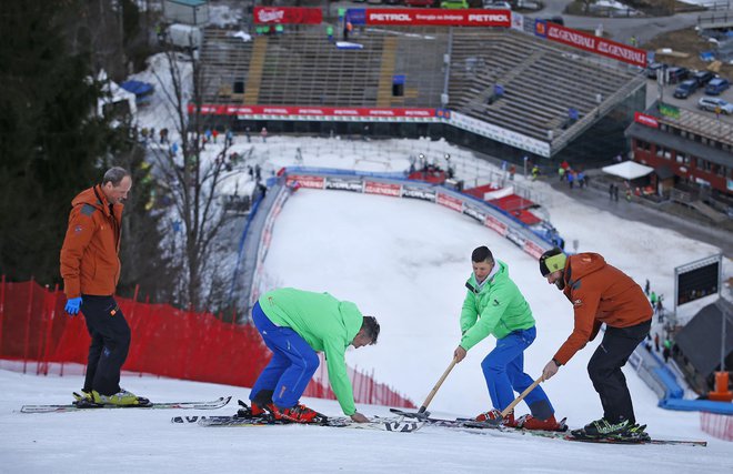 Kranjskogorcem sta v dveh dneh dež in toplo vreme pobrala 20 cm snega. Priprav je konec, danes gre zares. FOTO: Matej Družnik/Delo