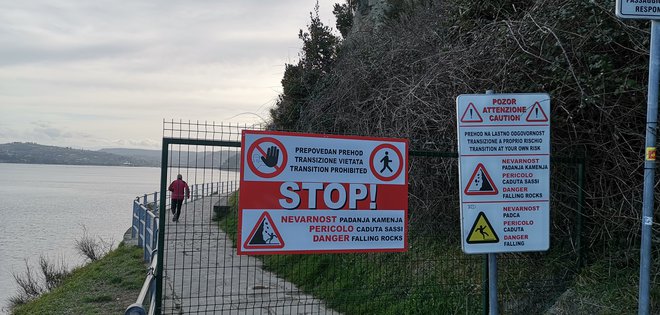 Pot v Fieso je zaprta, a mnogi rekreativci ne upoštevajo tabel, ki opozarjajo na nevarno krušenje kamenja. Foto Boris Šuligoj