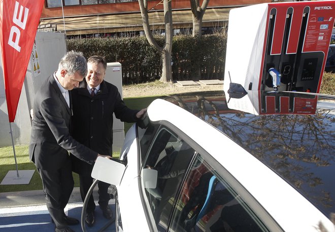 Predsednik uprave Petrola Tomaž Berločnik in ljubljanski župan Zoran Janković sta prva napolnila električni avto. FOTO: Mavric Pivk/Delo