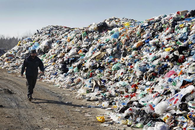 Komunalna podjetja večinoma odpadno embalažo še vedno skladiščijo in čakajo na odvoz. FOTO: Leon Vidic/Delo