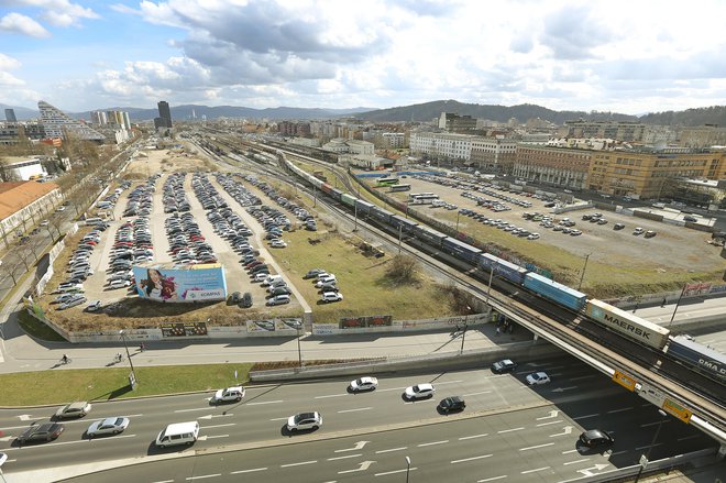 Na SŽ napovedujejo, da bodo gradnjo nove avtobusne in železniške postaje začeli leta 2020. FOTO: Leon Vidic