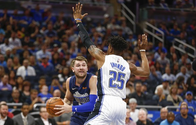 Luka Dončić plemeniti lastno statistiko, izločilnih bojev pa ne bo videl. FOTO: Reinhold Matay/Reuters