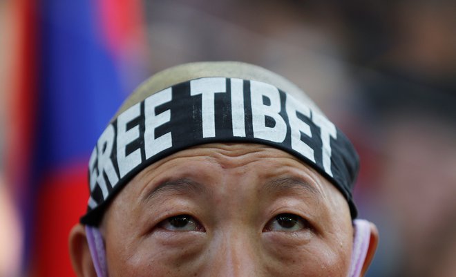 Podporniki dalajlame so prepevali pesmi in molili, nekateri so imeli na obrazih napisano &raquo;svoboden Tibet&laquo;. FOTO: Adnan Abidi/Reuters