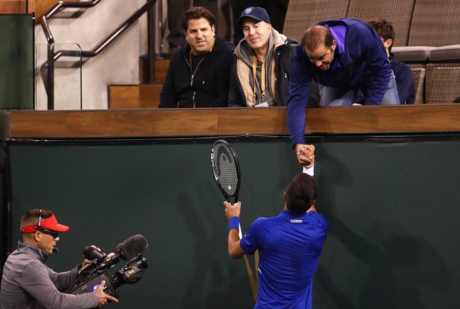 Novak Đoković je po koncu dvoboja 2. kola stisnil roko svojemu vzorniku Petu Samprasu. FOTO: AFP