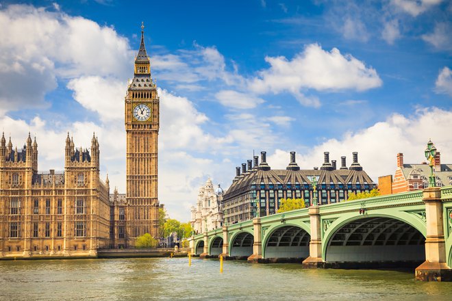 V Londonu so ulične svetilke in klopi opremili z lokalnim brezžičnim omrežjem. FOTO: Shutterstock