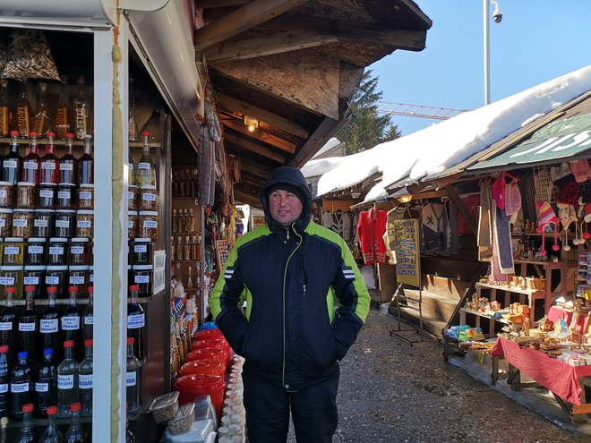 Milan iz vasi Puhovac na tržnici na Kopaoniku: »Naše ovce se pasejo poleti po vrhovih Kopaonika.«
