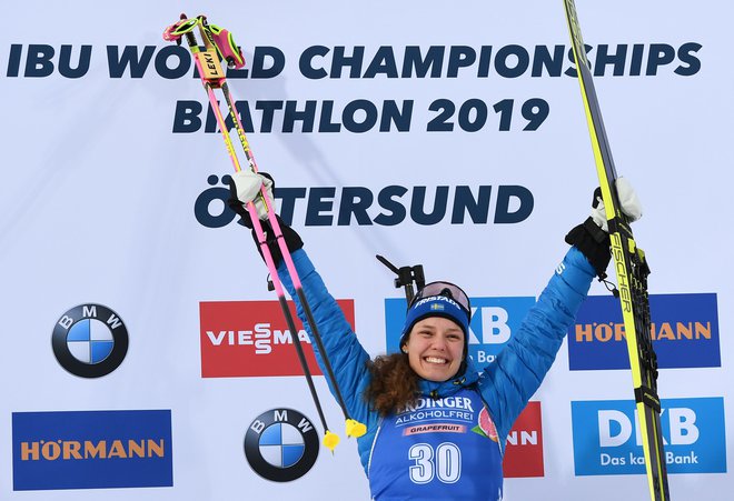 Hanna Öberg se je v domačem Östersundu veselila naslova najboljše na svetu. FOTO: AFP