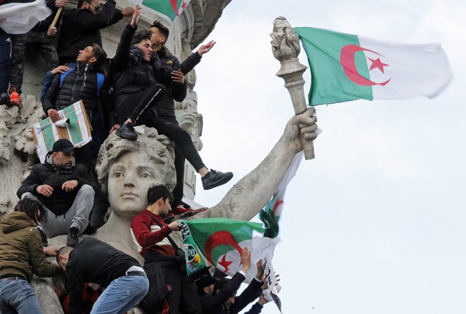 Popravki ne bodo dovolj. Protestniki zahtevajo celosten remont. FOTO: Philippe Wojazer/Reuters