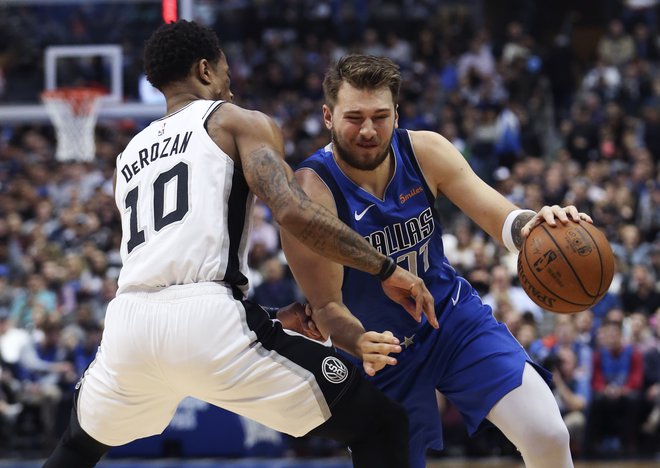 Luka Dončić preigrava igralca San Antonia DeMarja DeRozana. FOTO: Reuters