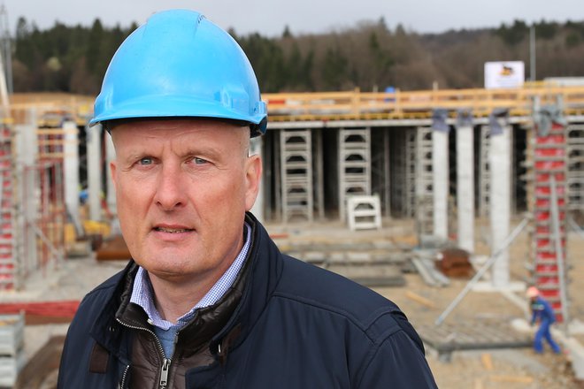 Igor Kastelic, na gradbišču novega objekta, je napovedal 30-odstotno rast. Foto Tomi Lombar