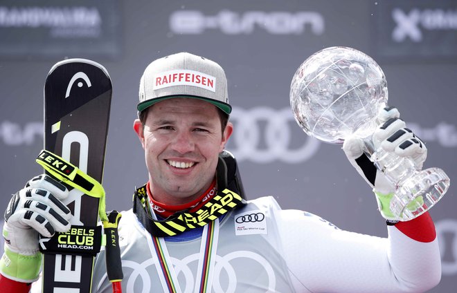 Beat Feuz slavi s trofejo za najboljšega smukača sezone.