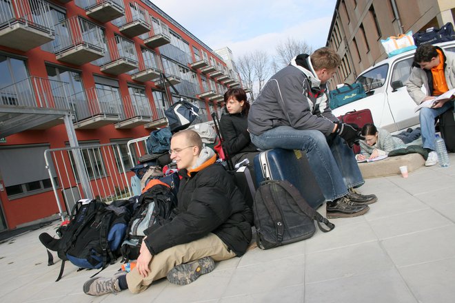 Bolj kot na vprašanje kakovosti študija študenti opozarjajo na svojo materialno prikrajšanost. FOTO: Damjan Zibert/Delo