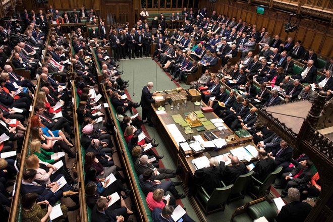 Odločitev britanskega parlamenta je za vlado neobvezujoča, hkrati pa sama po sebi ne spreminja ničesar. FOTO: AFP