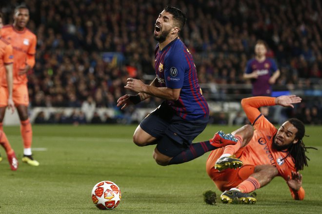 Luis Suarez je za prvi gol Barcelone, po katerem je nadzirala igro, prelisičil glavnega sodnika in VAR ter izsilil enajstmetrovko. FOTO: AFP