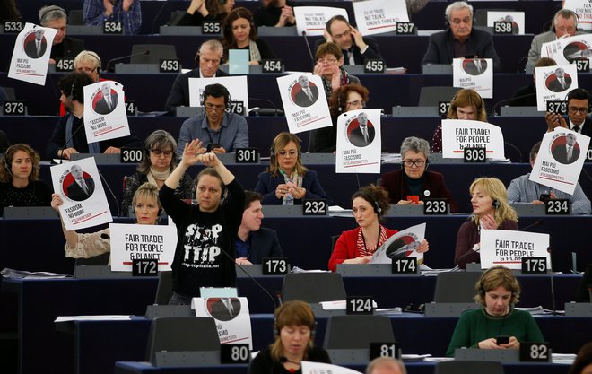 Nekateri evropski parlamentarci so danes zasedali z listi s Tajanijevimi fotografijami in napisi Nikoli več fašizem v različnih jezikih. FOTO: Vincent Kessler/Reuters