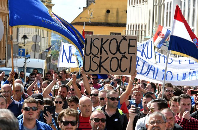 &raquo;Uskok, vskoči&laquo; je poziv na transparentu hrvaškim preiskovalcem korupcije, naj se lotijo neprevilnosti pri sanaciji ladjedelnice Uljanik, materi vseh državnih potratnosti. FOTO: Stringer/Afp