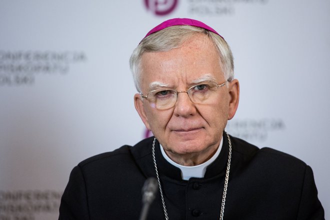 &raquo;To je še zlasti boleča, tragična tema, saj je povezana s posvečenimi ljudmi, ki so se posvetili služenju Cerkvi in drugim,&laquo; je izjavil nadškof Marek Jedraszewsky. FOTO: Reuters