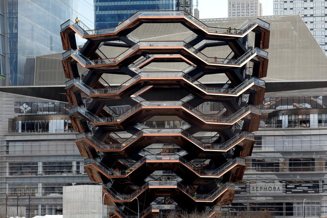 Plovilo (The Vessel), zgradba, ki jo je britanski oblikovalec Thomas Heatherwick, je v središču kompleksa Hudson Yards, ki se odpira prav danes.  FOTO: Mike Segar/Reuters