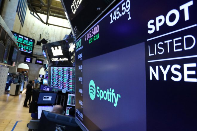 Spotify v pritožbi proti Applu navaja, da ta v korist svoje aplikacije za prenos glasbe omejuje tekmece. Foto Reuters