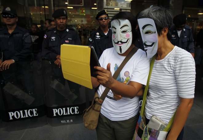 Protestnika na ulicah Bangkoka: vsebine na svetovnem spletu vse bolj nadzira vojaška vlada. FOTO: Reuters