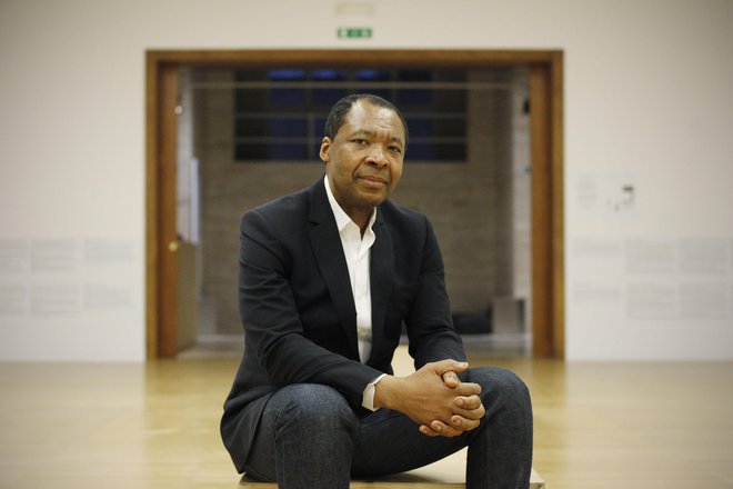 Okwui Enwezor je v Ljubljani sodeloval na srečanju, ki ga je pripravila Moderna galerija z Društvom Igor Zabel in Fundacijo ERSTE. FOTO: Leon Vidic/Delo