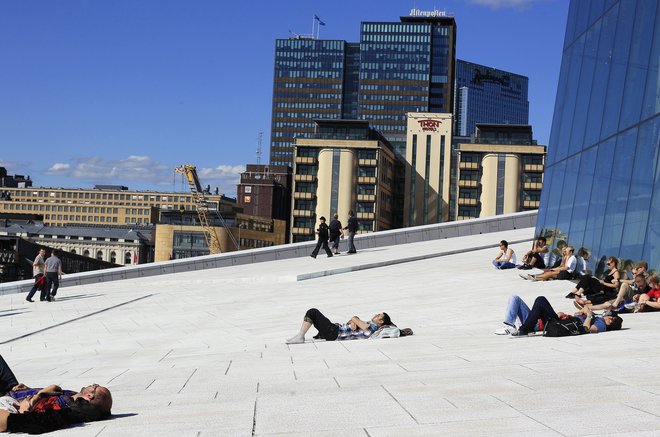 Norveški demografski sklad ima okoli tisoč milijard evrov premoženja (na fotografiji: na strehi opere v Oslu). Foto Reuters