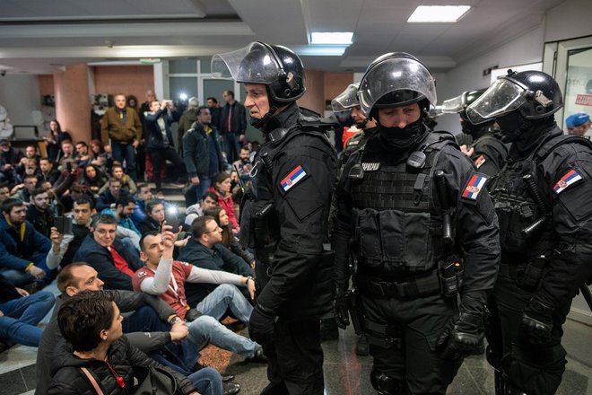 Protestniki danes pred predsedniško palačo, fotografija od sinočnih protestov pred zgradbo televizije. FOTO: Reuters