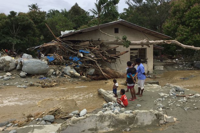 51 ljudi je po podatkih državne agencije umrlo v mestu Sentani, sedem posameznikov pa v prestolnici Jayapura.&nbsp; FOTO: Netty Dharma Somba/AFP