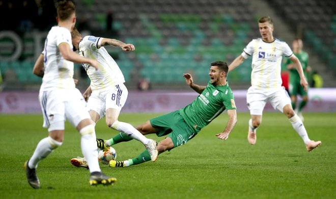 Rok Kronaveter (v sredini) ni upravičil vloge močnega Olimpijinega aduta, Mariborčani so ga povsem onemogočili. FOTO: Roman Šipić/Delo